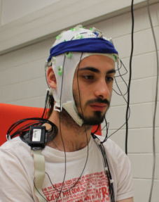 Figure 3.3 : casque EEG avec électrodes